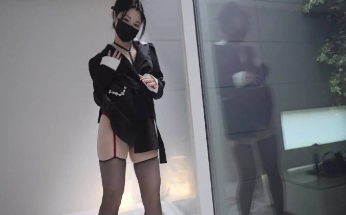 御姐尤物女神〖娜娜〗房产经纪人穿着吊带黑丝情趣内衣来到我的房间，高冷女白领私下也是小母狗一个